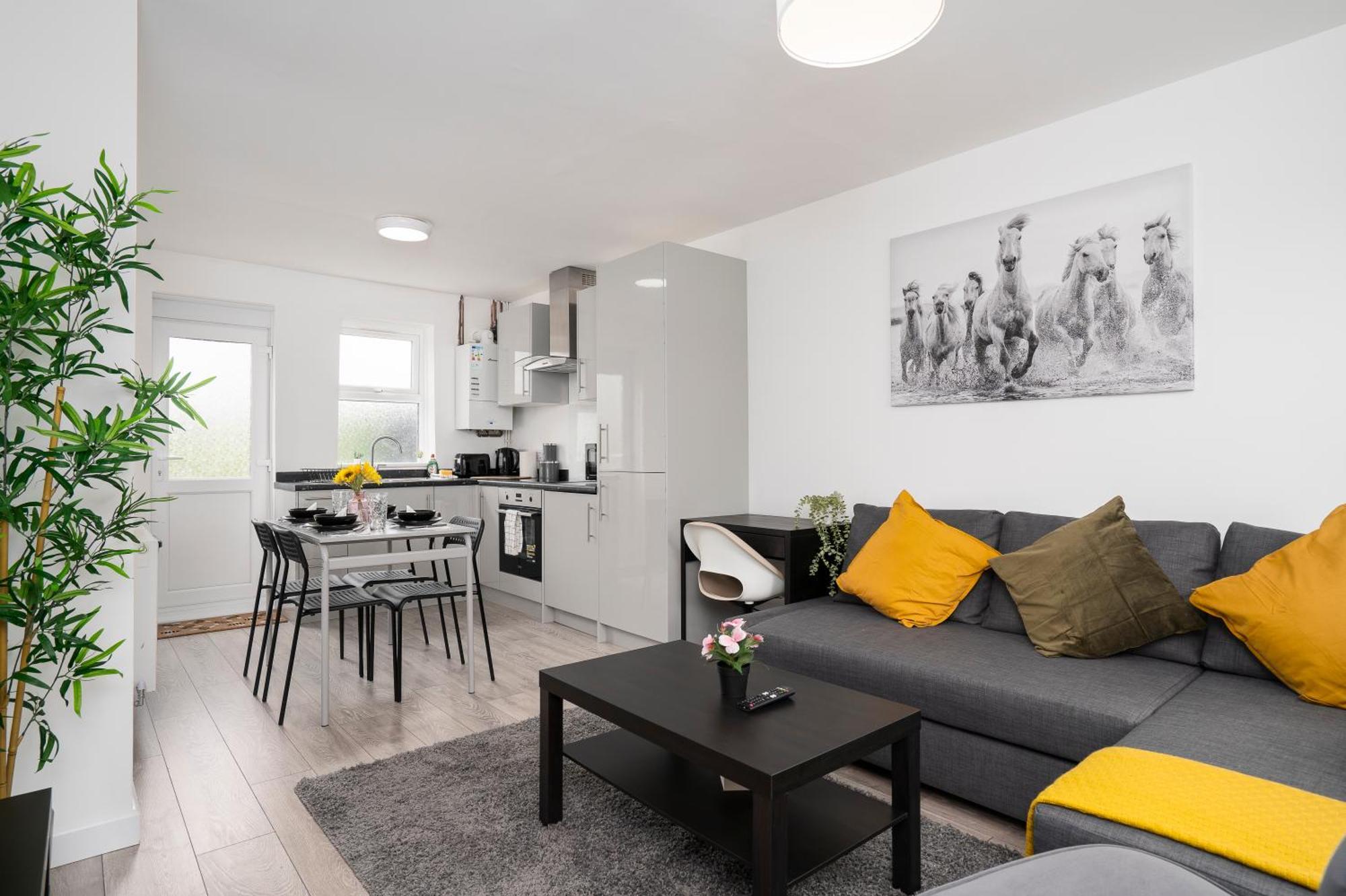 Апартаменты Modern 4 Bed House-Free Parking Burton  Экстерьер фото