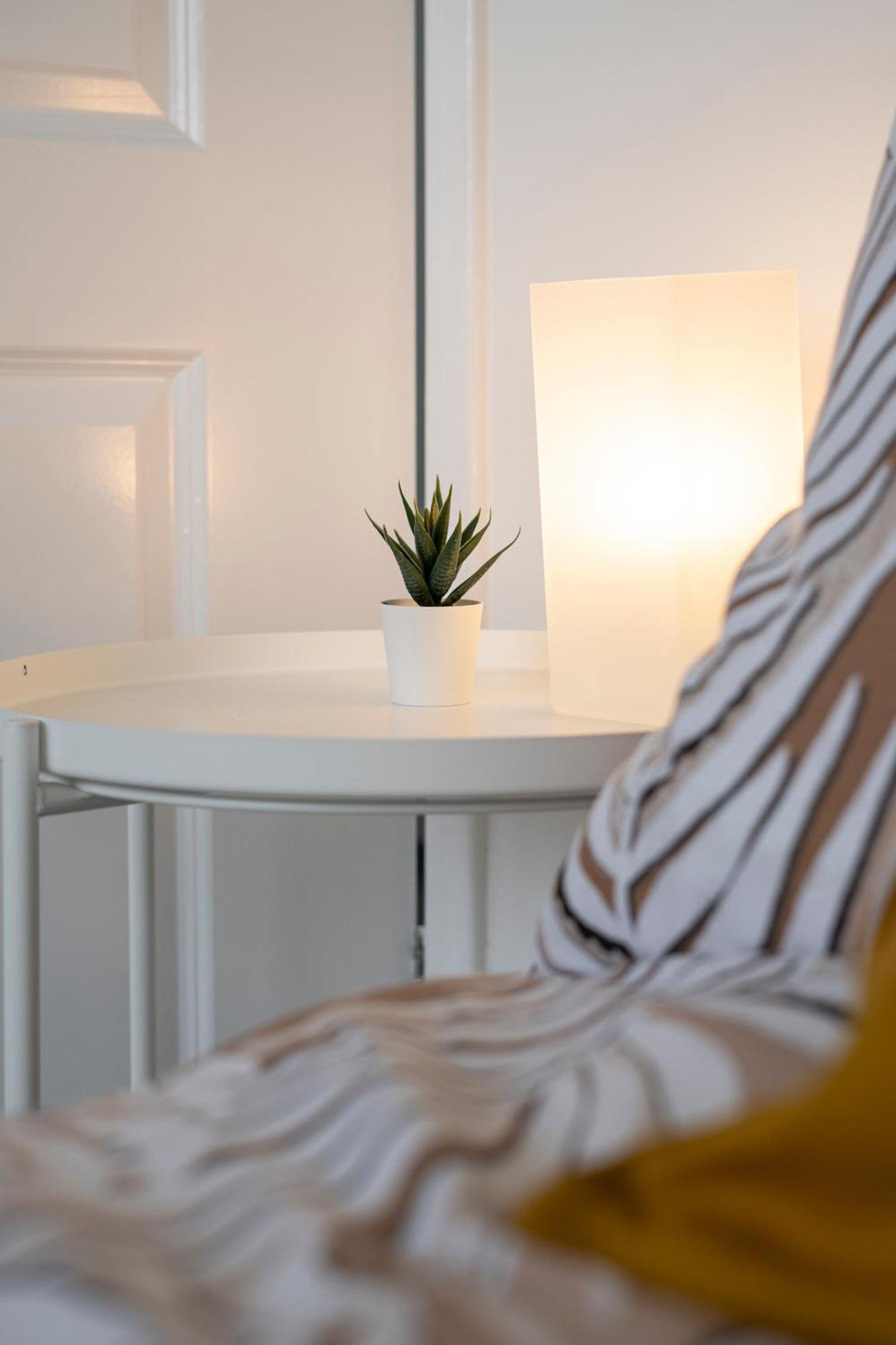 Апартаменты Modern 4 Bed House-Free Parking Burton  Экстерьер фото