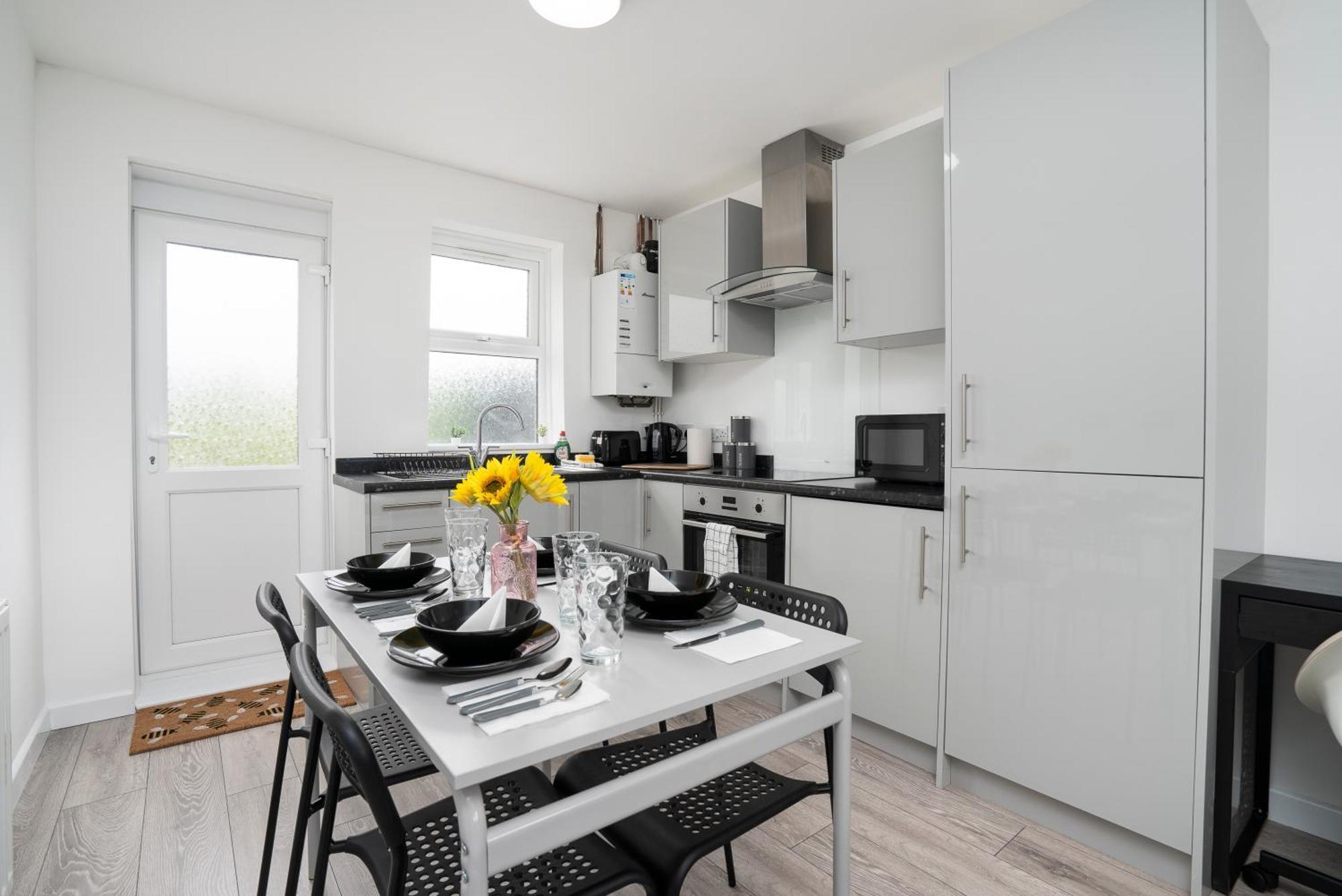 Апартаменты Modern 4 Bed House-Free Parking Burton  Экстерьер фото