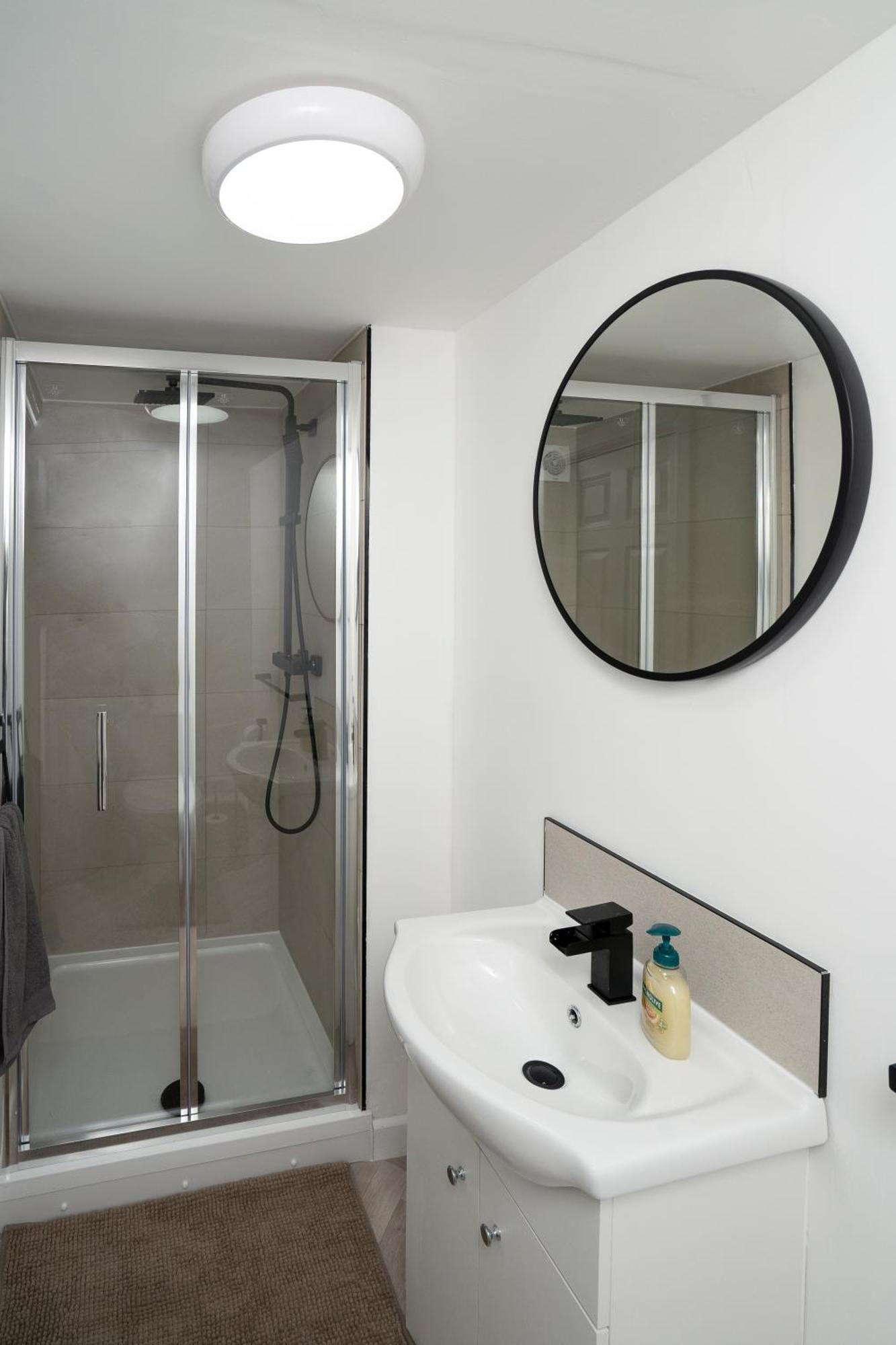 Апартаменты Modern 4 Bed House-Free Parking Burton  Экстерьер фото